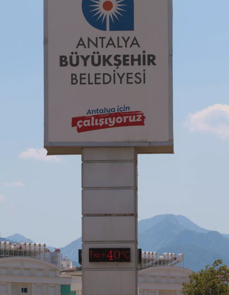 ANTALYA'DA REKOR SICAKLIK NEDENİYLE SOKAKLAR BOŞALDI, SAHİLLER DOLDU ANTALYA İÇİN 'TEHLİKELİ SICAKLIK' UYARISI SOKAKLARI BOŞALTTI