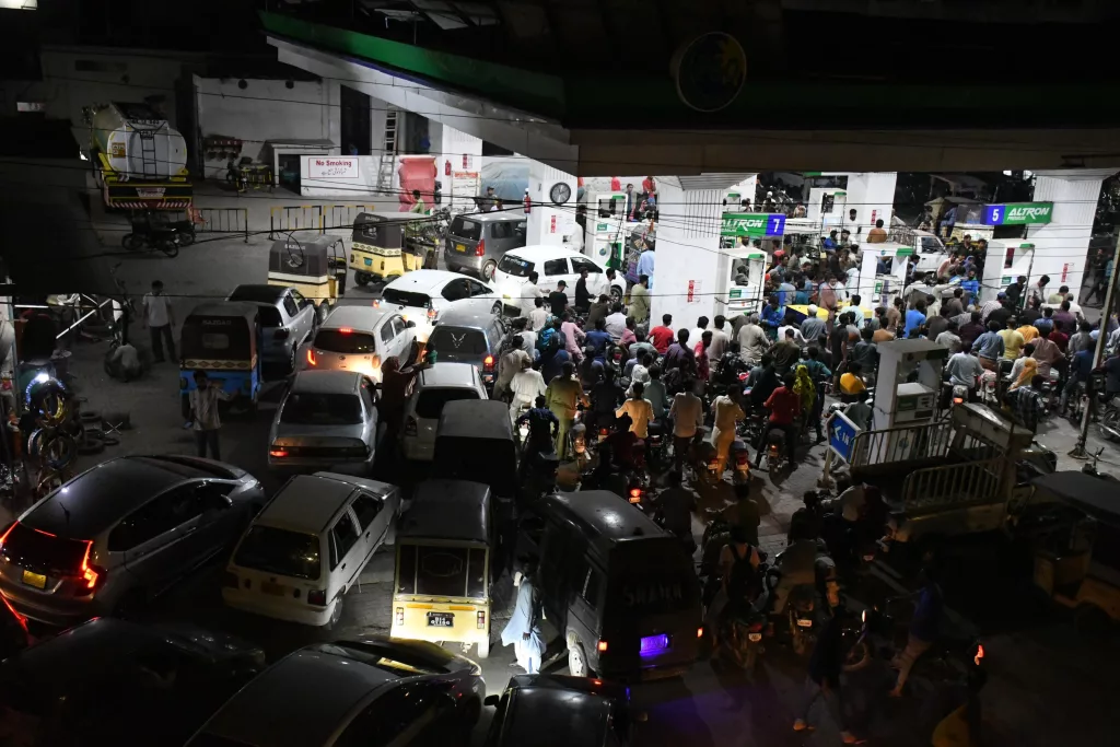 PAKİSTAN'DA GREV ÖNCESİ PETROL İSTASYONLARINDA UZUN KUYRUKLAR OLUŞTU