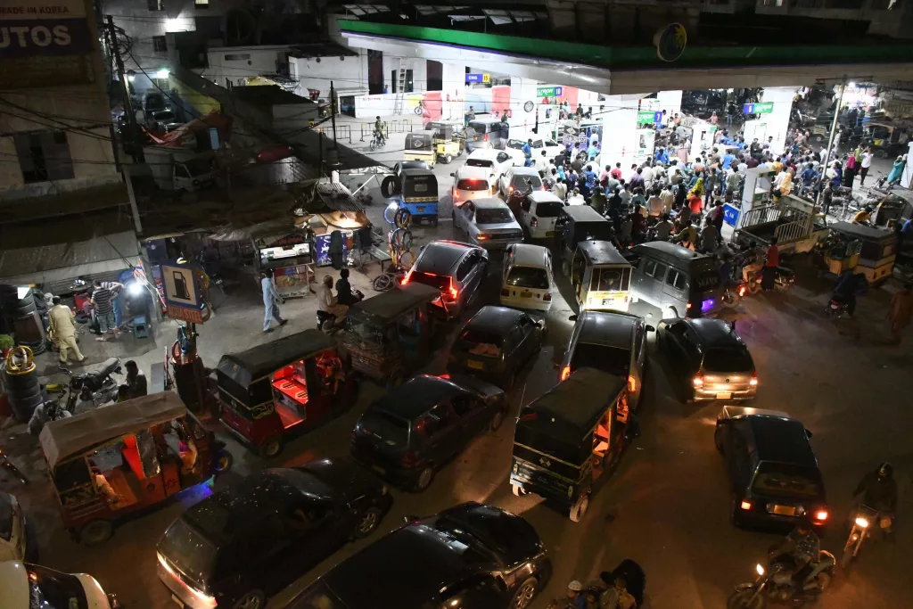 PAKİSTAN'DA GREV ÖNCESİ PETROL İSTASYONLARINDA UZUN KUYRUKLAR OLUŞTU