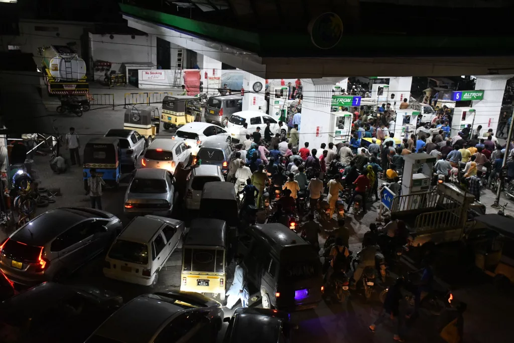 PAKİSTAN'DA GREV ÖNCESİ PETROL İSTASYONLARINDA UZUN KUYRUKLAR OLUŞTU