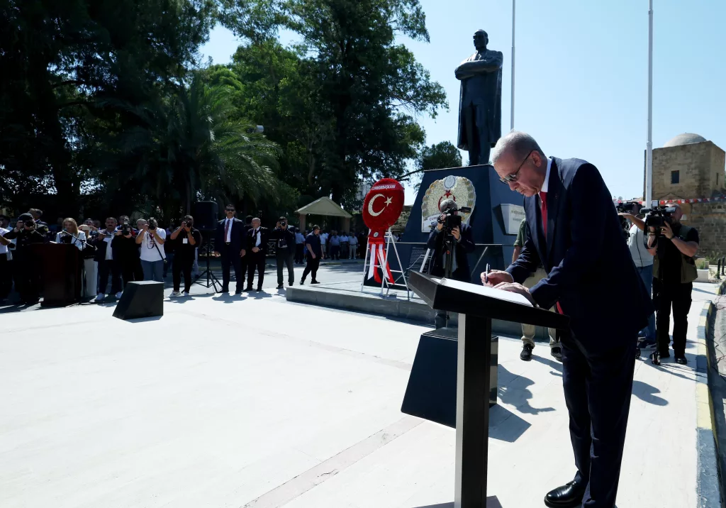CUMHURBAŞKANI ERDOĞAN, ATATÜRK ANITI'NA ÇELENK SUNDU