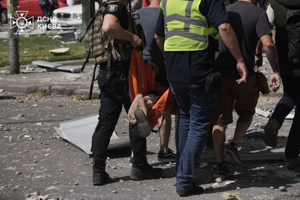 RUSYA UKRAYNA'YA 40'DAN FAZLA FÜZEYLE SALDIRDI: 10 ÖLÜ ZELENSKİY: "RUSYA ÇOCUK HASTANESİNİ VURDU"