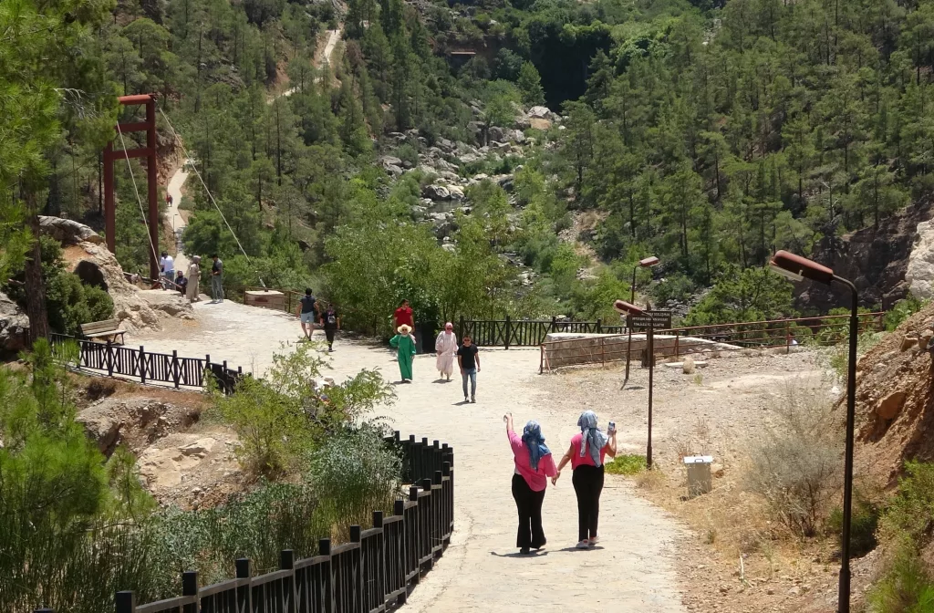 DOĞA HARİKASI YERKÖPRÜ ŞELALESİ, ZİYARETÇİLERİNİ AĞIRLIYOR MERSİN'İN MUT İLÇESİNDE YER ALAN TABİAT ANITI YERKÖPRÜ ŞELALESİ, 42-43 DERECE SICAKLIĞA RAĞMEN YERLİ VE YABANCI BİRÇOK MİSAFİRİ AĞIRLARKEN GÖRSEL ŞÖLEN SUNUYOR
