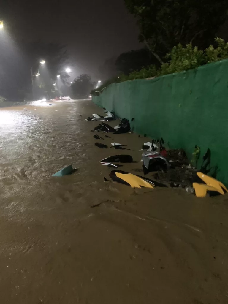PHUKET ADASI'NDA TOPRAK KAYMASI: 10 ÖLÜ