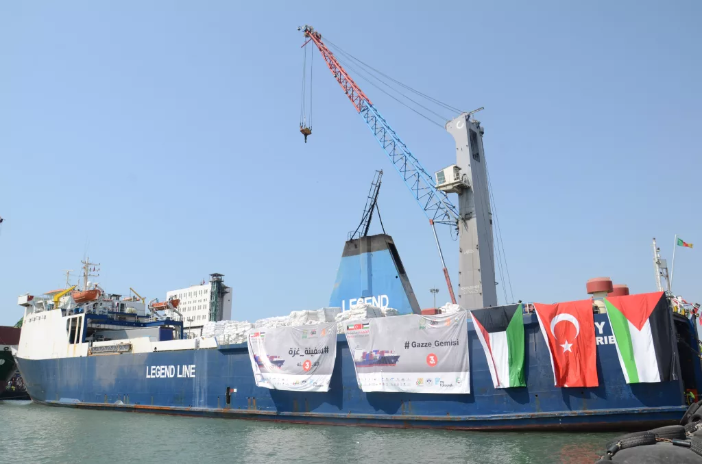 KUVEYTLİ HAYIRSEVERLERDEN GAZZE'YE YARDIM MERSİN'DEN HAREKET EDECEK 'İYİLİK GEMİSİ' İNSANİ YARDIM MALZEMELERİNİ GAZZELİLERE ULAŞTIRILMAK ÜZERE ÜRDÜN'E GÖTÜRECEK