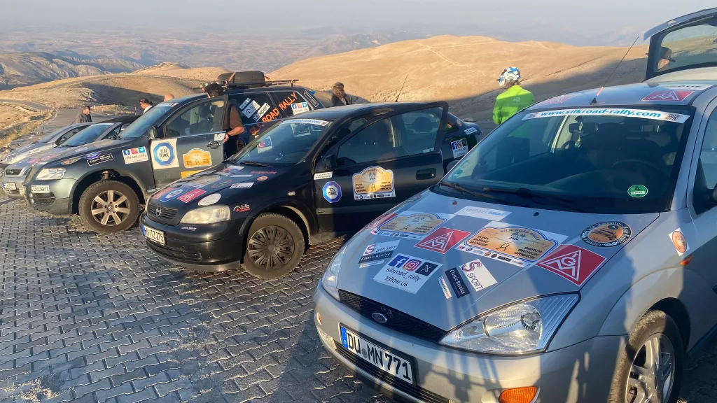 DOĞU-BATI DOSTLUK VE İPEK YOLU RALLİSİ NEMRUT'UN ZİRVESİNDE