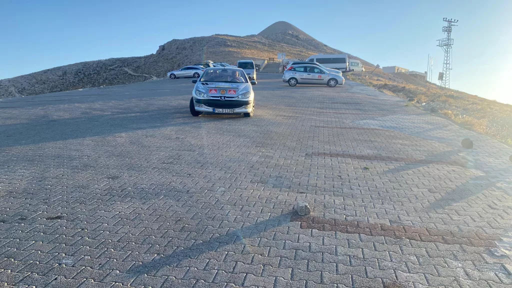 DOĞU-BATI DOSTLUK VE İPEK YOLU RALLİSİ NEMRUT'UN ZİRVESİNDE