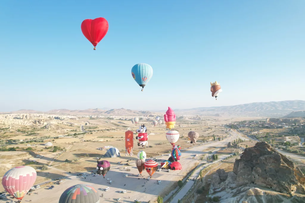 SICAK HAVA BALONLARI GÖKYÜZÜNDE GÖRSEL ŞÖLEN OLUŞTURDU NEVŞEHİR KÜLTÜR YOLU FESTİVALİ'NDE "BALON FESTİVALİ" COŞKUSU