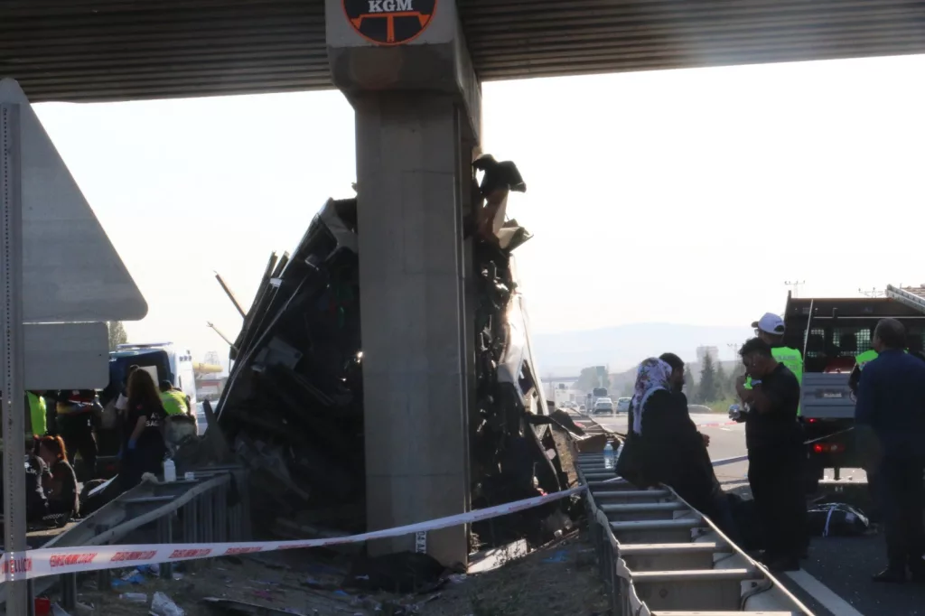 ANKARA'DA YOLCU OTOBÜSÜ KÖPRÜ AYAĞINA ÇARPTI: 11 ÖLÜ, 25 YARALI