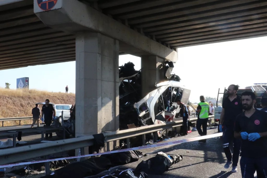 ANKARA'DA YOLCU OTOBÜSÜ KÖPRÜ AYAĞINA ÇARPTI: 11 ÖLÜ, 25 YARALI