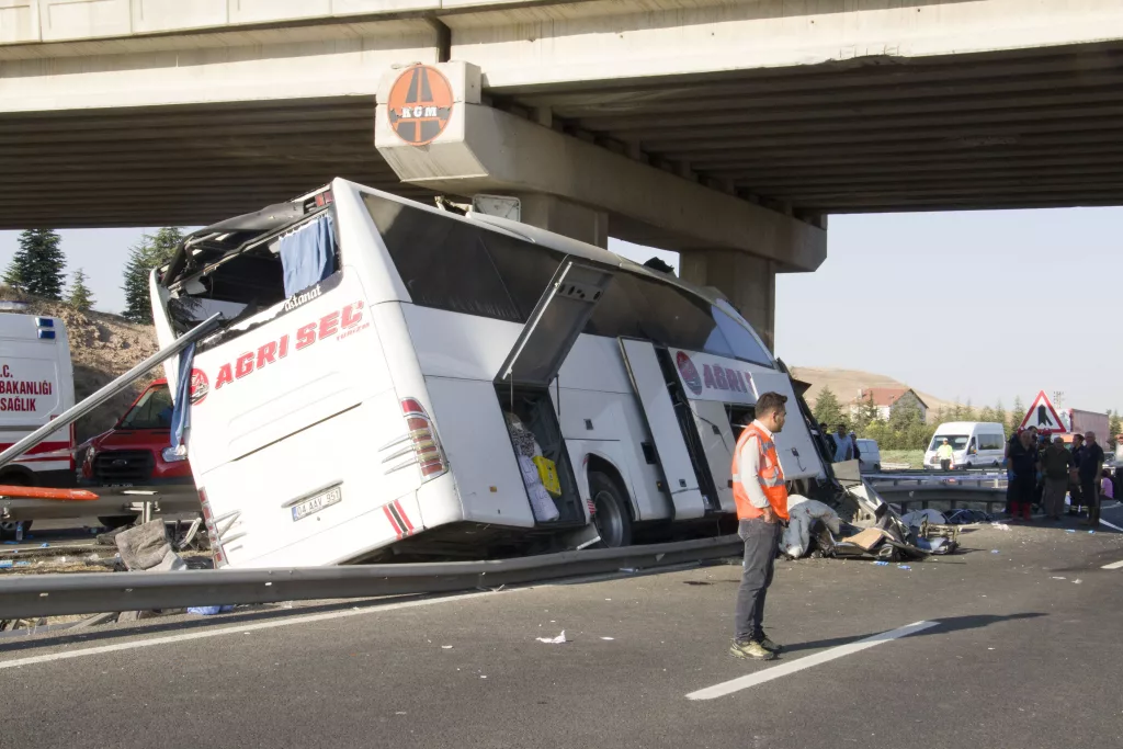 ANKARA'DA YOLCU OTOBÜSÜ KÖPRÜ AYAĞINA ÇARPTI: 11 ÖLÜ, 25 YARALI