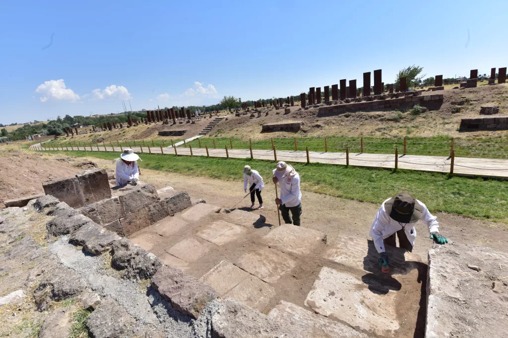 TARİHİ MEZARLIKTA BİRİNCİ DÜNYA SAVAŞI'NDA OLUŞAN TAHRİBATIN İZLERİ SİLİNİYOR BİRİNCİ DÜNYA SAVAŞI'NDA SELÇUKLU MEYDAN MEZARLIĞI'NDA YOL OLARAK KULLANILAN VE TAHRİP OLAN ALAN REHABİLİTE EDİLİYOR