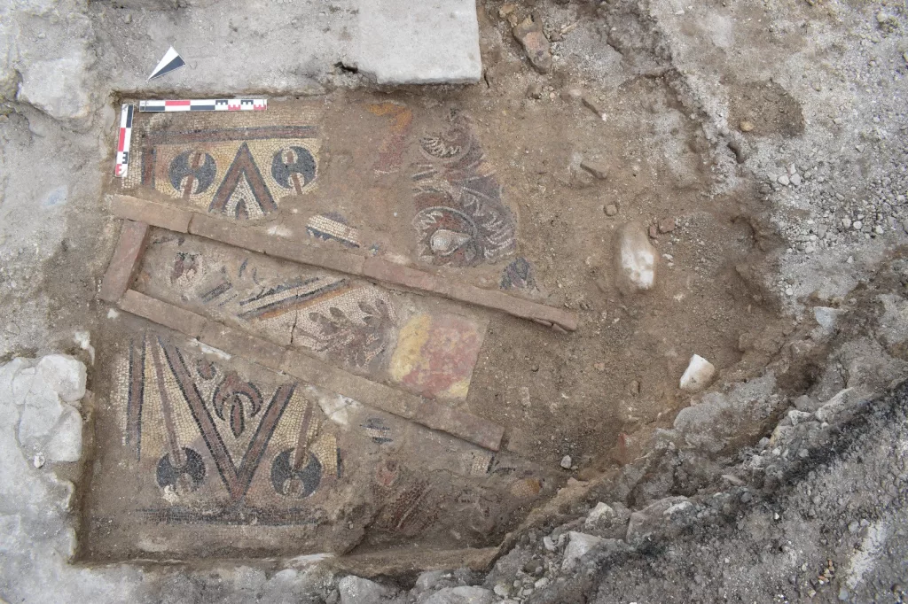ERKEN BİZANS DÖNEMİNDE KULLANILAN ZEMİN MOZAİĞİNE ULAŞILDI