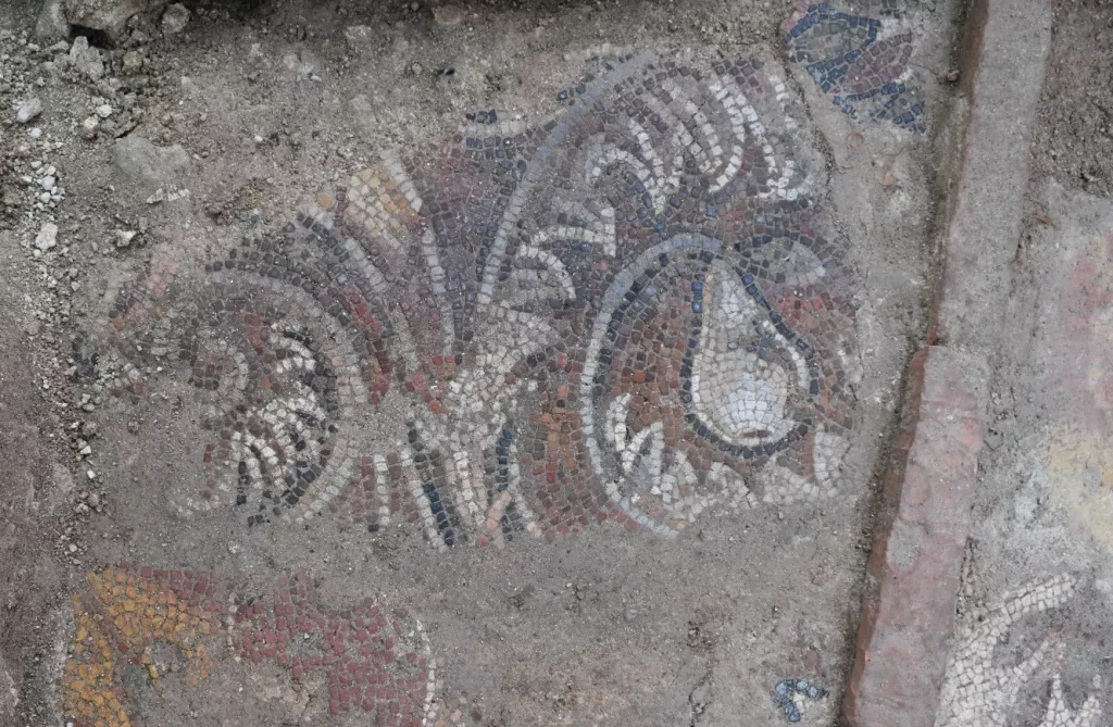 ERKEN BİZANS DÖNEMİNDE KULLANILAN ZEMİN MOZAİĞİNE ULAŞILDI