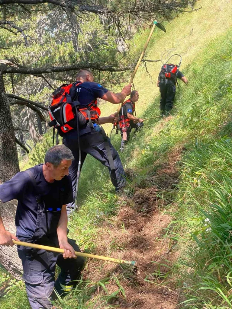KOSOVA'DA ORMANLIK ALANDAKİ YANGIN TURİSTİK KÖYE YAKLAŞIYOR