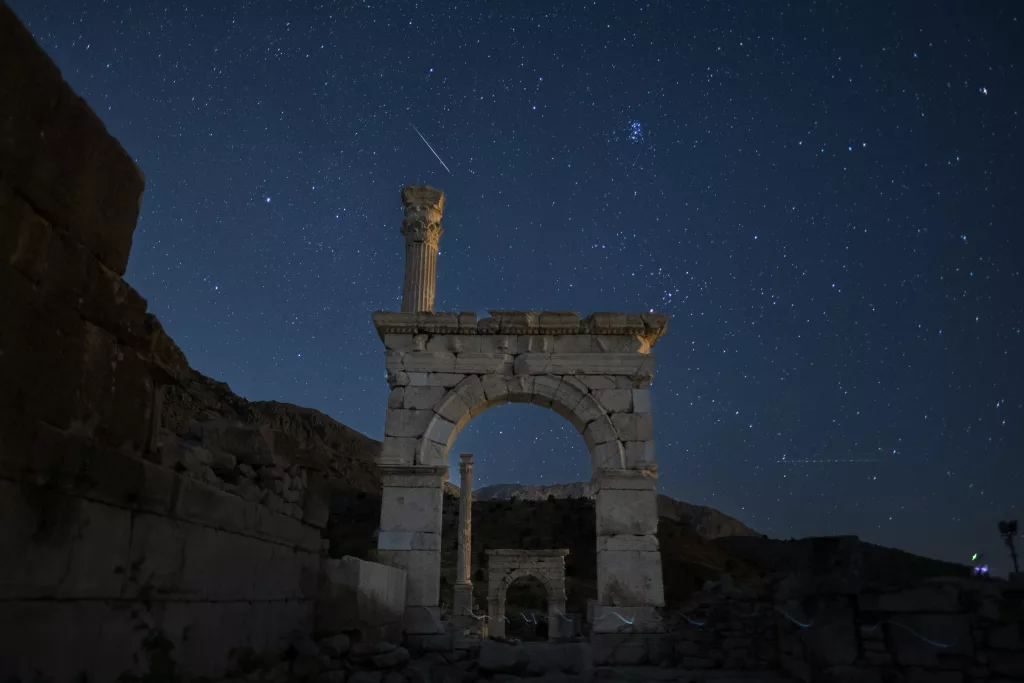GÖKYÜZÜNÜN GÖRSEL ŞÖLENİ PSİDİA'NIN ANTİK KENTLERİYLE BİRLEŞTİ SAGALASSOS KAZI BAŞKANI DR. PETER TALLOEN; KAZI EKİBİ İLE METEOR YAĞMURUNU İZLERKEN ŞEHRİN CANLANDIĞINI HİSSEDİYORUZ FOTOĞRAF SANATÇILARI CEM YILDIRIM VE NAZIM ÖZDEMİR; "METEOR YAĞMURLARINA ANLAM KATMAK İÇİN ANTİK KENTLERİ SEÇTİK