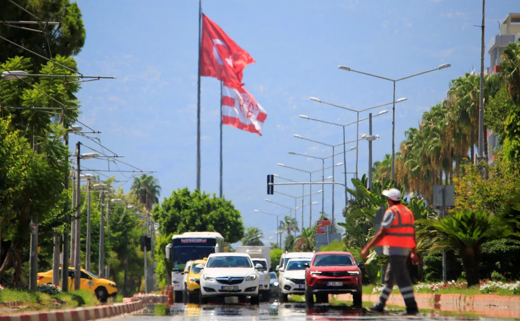 ANTALYA'DA TERMOMETRELER ÇILDIRDI: AĞUSTOS AYININ EN SICAK GÜNLERİNDEN BİRİ YAŞANIYOR KENT TERMOMETRELERİ 44, ARAÇ TERMOMETRELERİ 47'Yİ GÖSTERDİ, SICAKTAN BUNALAN SAHİLE KOŞTU