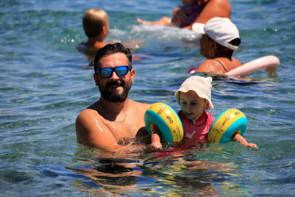ANTALYA'DA TERMOMETRELER ÇILDIRDI: AĞUSTOS AYININ EN SICAK GÜNLERİNDEN BİRİ YAŞANIYOR KENT TERMOMETRELERİ 44, ARAÇ TERMOMETRELERİ 47'Yİ GÖSTERDİ, SICAKTAN BUNALAN SAHİLE KOŞTU