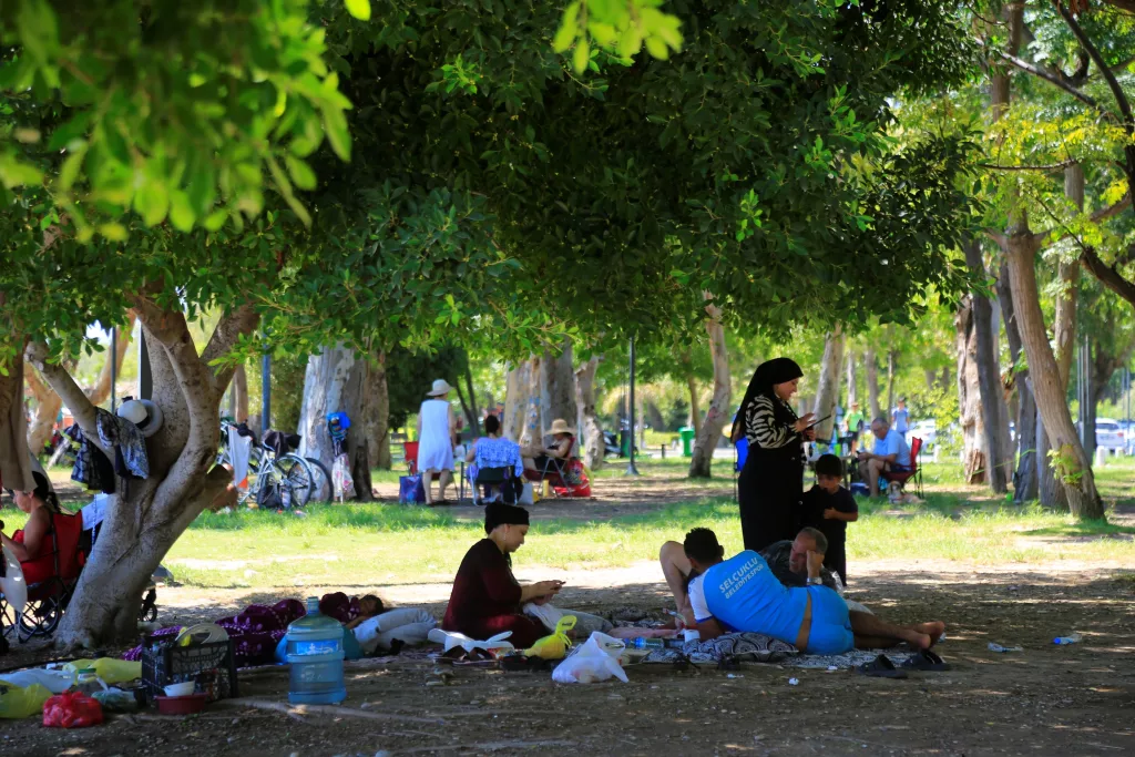 ANTALYA'DA TERMOMETRELER ÇILDIRDI: AĞUSTOS AYININ EN SICAK GÜNLERİNDEN BİRİ YAŞANIYOR KENT TERMOMETRELERİ 44, ARAÇ TERMOMETRELERİ 47'Yİ GÖSTERDİ, SICAKTAN BUNALAN SAHİLE KOŞTU