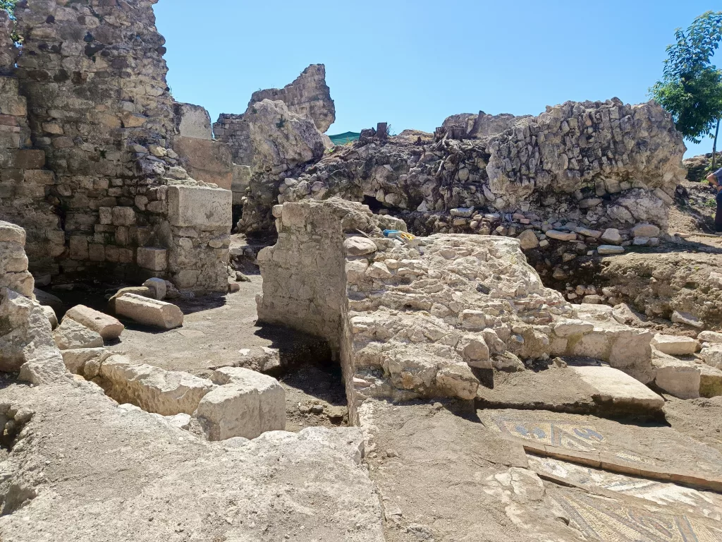 ORDU'DAKİ KAZI ÇALIŞMALARINDA TARİH FIŞKIRIYOR FATSA İLÇESİNDEKİ AZİZ KONSTANTİN VE HELANA MANASTIRI İÇERİSİNDE BULUNAN ZEMİN MOZAİĞİ, İLÇENİN TARİHİNE IŞIK TUTACAK ORDU KÜLTÜR VE TURİZM MÜDÜRÜ UĞUR TOPARLAK: "ESER TÜRKİYE'DE BÜYÜK YANKI UYANDIRDI, TURİST ROTALARI İÇİN ÖNEMLİ BİR KÜLTÜR VARLIĞINI GÜN YÜZÜNE ÇIKARDIK"