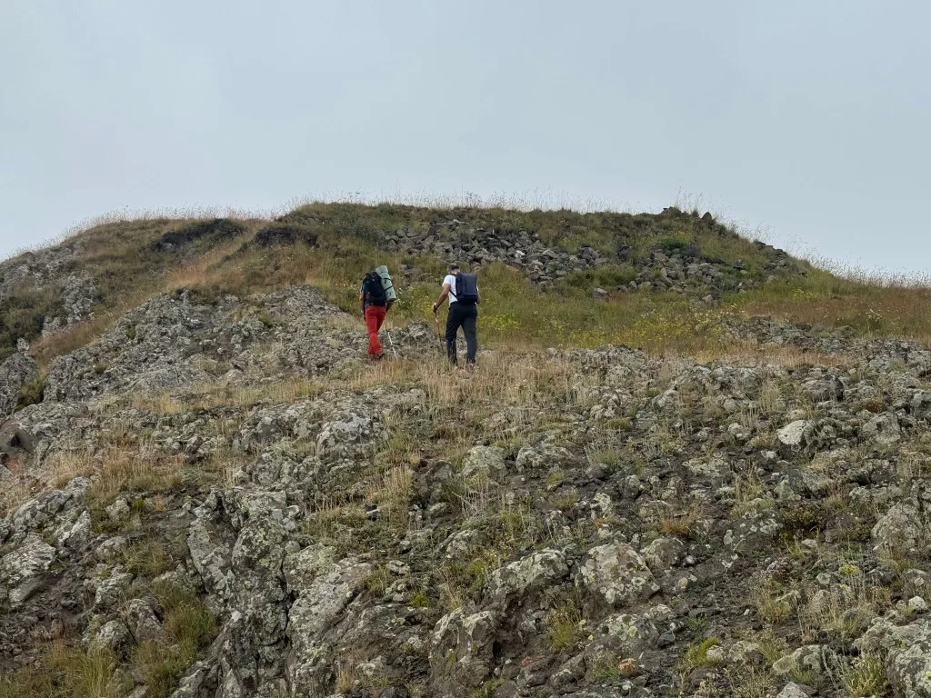IĞDIR'IN KARAÇOMAK KÖYÜ'NDEKİ ZOR KALESİ VE ESKİ YERLEŞİM ALANLARI HAVADAN GÖRÜNTÜLENDİ DEFİNECİLER 3 BİN METRE YÜKSEĞE ÇIKIP DEFİNE ARADILAR