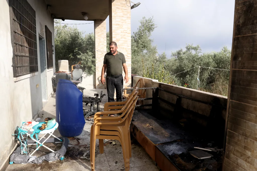 Israeli settlers set Palestinians cars and houses on fire in West Bank