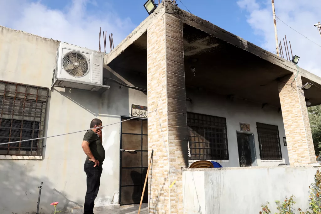 Israeli settlers set Palestinians cars and houses on fire in West Bank
