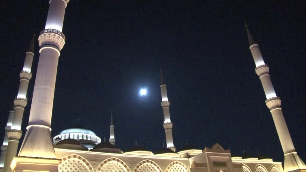 SÜPER AY, İSTANBUL ANADOLU YAKASINDAN BÖYLE GÖRÜNTÜLENDİ