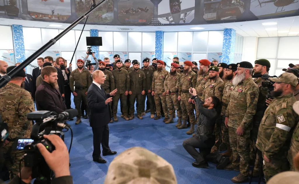 PUTİN'DEN 13 YIL SONRA ÇEÇENİSTAN'A SÜRPRİZ ZİYARET PUTİN, ÇEÇEN BİRLİKLERİ ZİYARET ETTİ