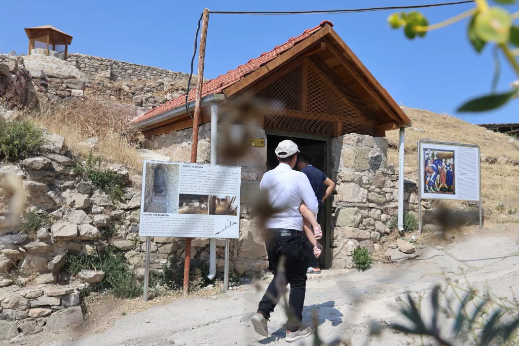 İKİ KRAL ESİR EDİLMİŞTİ, 36 METRE DERİNDE 100 BASAMAKLA İNİLİYOR