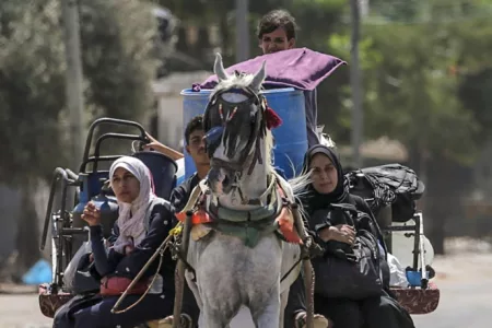 Palestinians Evacuate Deir al-Balah