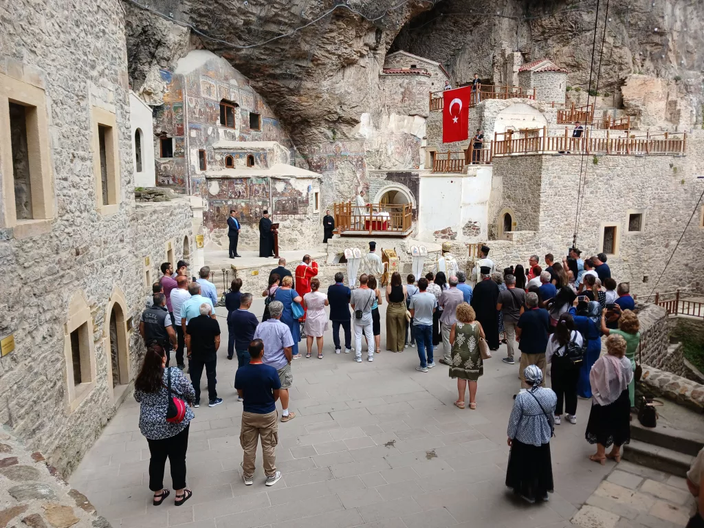 SÜMELA MANASTIRI'NDA 11. AYİN FENER RUM PATRİĞİ BARTHOLOMEOS'UN 2010 YILINDAN BU YANA İLK KEZ KATILMADIĞI AYİNİ GELİBOLU METROPOLİTİ'NE BAĞLI PATRİK STEFANOS DİNİDİS YÖNETİYOR