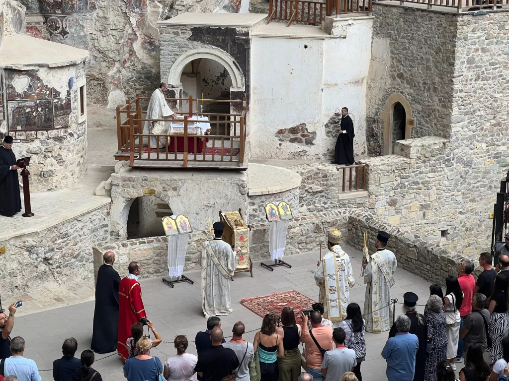 SÜMELA MANASTIRI'NDA 11. AYİN FENER RUM PATRİĞİ BARTHOLOMEOS'UN 2010 YILINDAN BU YANA İLK KEZ KATILMADIĞI AYİNİ GELİBOLU METROPOLİTİ'NE BAĞLI PATRİK STEFANOS DİNİDİS YÖNETİYOR