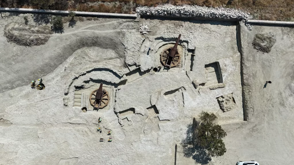 ÇANAKKALE SAVAŞLARI'NDAN KALMA 109 YILLIK TOP MEVZİLERİ GÜN YÜZÜNE ÇIKARILIYOR 109 YIL ÖNCE MEHMETÇİĞİN DÜŞMANA GEÇİT VERMEDİĞİ ÇANAKKALE SAVAŞLARI'NDAN KALMA TOP MEVZİLERİ BULUNDU