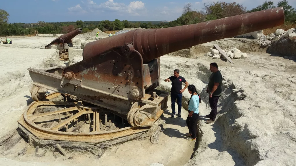 ÇANAKKALE SAVAŞLARI'NDAN KALMA 109 YILLIK TOP MEVZİLERİ GÜN YÜZÜNE ÇIKARILIYOR 109 YIL ÖNCE MEHMETÇİĞİN DÜŞMANA GEÇİT VERMEDİĞİ ÇANAKKALE SAVAŞLARI'NDAN KALMA TOP MEVZİLERİ BULUNDU