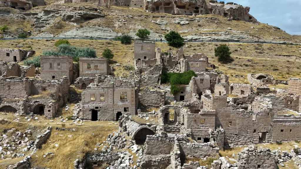 SULAR ÇEKİLDİ, MAHALLE ORTAYA ÇIKTI KAYSERİ'DE BARAJ SULARININ ÇEKİLMESİYLE SU ALTINDA KALAN MAHALLE GÜN YÜZÜNE ÇIKTI