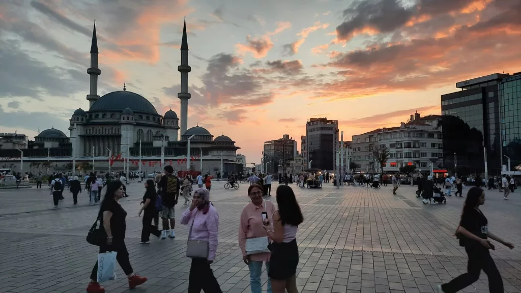TAKSİM'DE KARTPOSTALLIK GÜN BATIMI MANZARASI