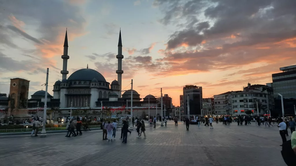 TAKSİM'DE KARTPOSTALLIK GÜN BATIMI MANZARASI