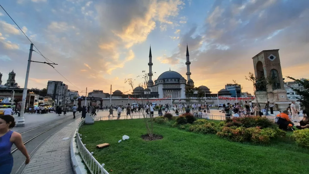 TAKSİM'DE KARTPOSTALLIK GÜN BATIMI MANZARASI