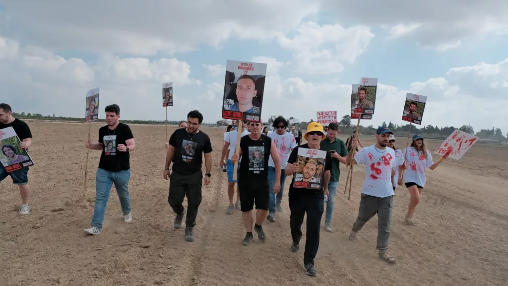 İSRAİLLİ ESİRLERİN YAKINLARI GAZZE SINIRINI GEÇMEYE ÇALIŞTI