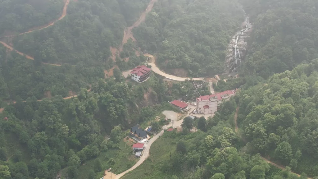 AĞARAN ŞELALESİ GELEN TURİSTLERİ KENDİNE HAYRAN BIRAKIYOR