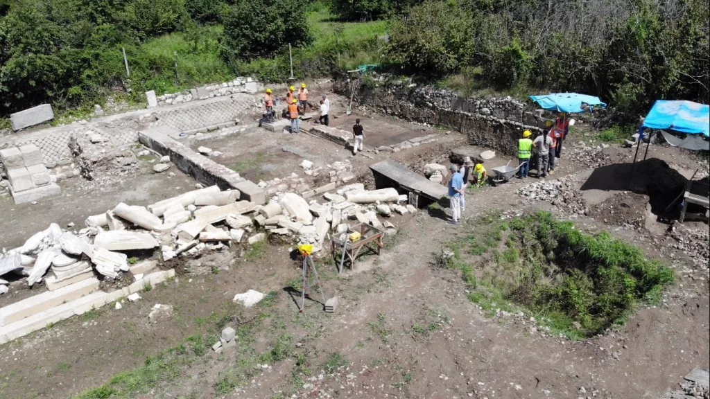 ANTİK KENT KAZISINDA  BİN 600 YILLIK DEPREM KALINTILARI ORTAYA ÇIKTI ANTİK DÖNEMDEN GÜNÜMÜZE KADAR MEYDANA GELEN SELLERİNDE ZARAR VERDİĞİ YAPININ UĞRADIĞI HASARLARIN KESİN DÖNEMLERİ BELİRLENMEYE ÇALIŞILIYOR