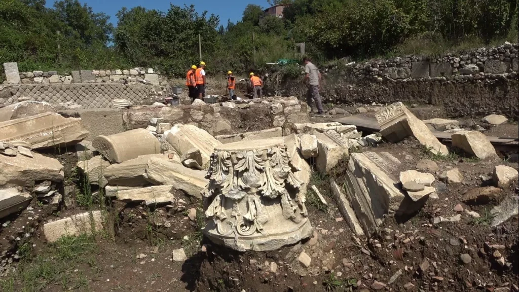 ANTİK KENT KAZISINDA  BİN 600 YILLIK DEPREM KALINTILARI ORTAYA ÇIKTI ANTİK DÖNEMDEN GÜNÜMÜZE KADAR MEYDANA GELEN SELLERİNDE ZARAR VERDİĞİ YAPININ UĞRADIĞI HASARLARIN KESİN DÖNEMLERİ BELİRLENMEYE ÇALIŞILIYOR