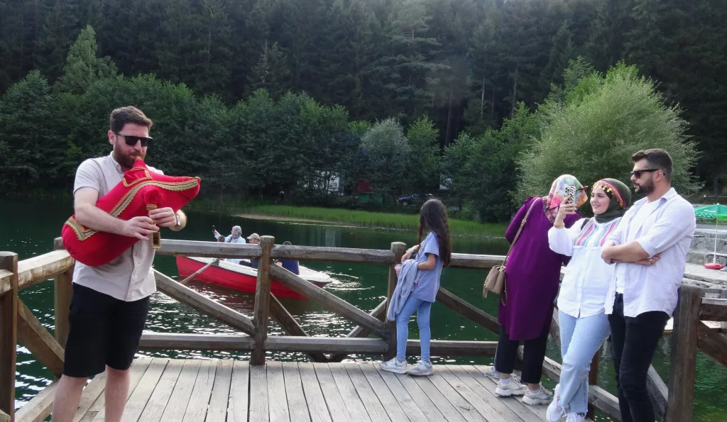ARTVİN'İN HUZUR DURAĞI: ŞAVŞAT KARAGÖL ŞAVŞAT İLÇESİNDE YER ALAN KARAGÖL, DOĞADA HUZUR ARAYANLARIN GÖZDE MEKÂNLARINDAN BİRİ OLMAYA DEVAM EDİYOR