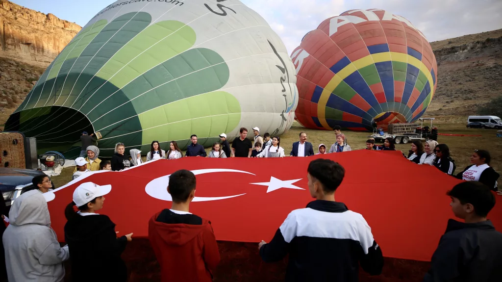 AKSARAY'DA SEVGİ EVİ ÇOCUKLARI ÇOCUKLAR 30 AĞUSTOS ZAFER BAYRAMI'NI BALON UÇUŞU İLE KUTLADI