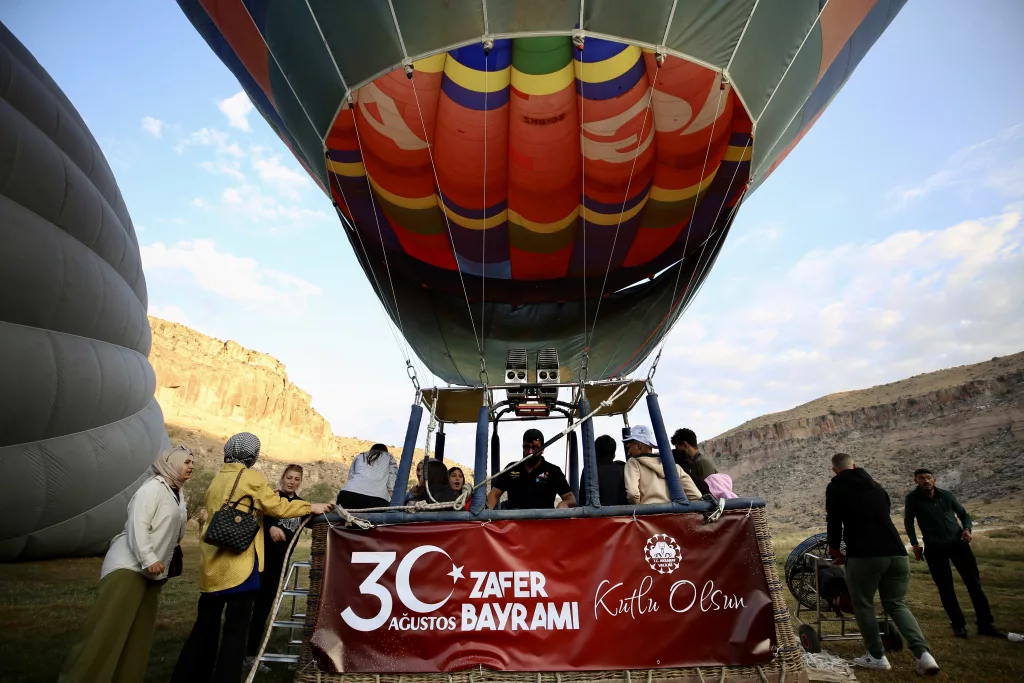 AKSARAY'DA SEVGİ EVİ ÇOCUKLARI ÇOCUKLAR 30 AĞUSTOS ZAFER BAYRAMI'NI BALON UÇUŞU İLE KUTLADI