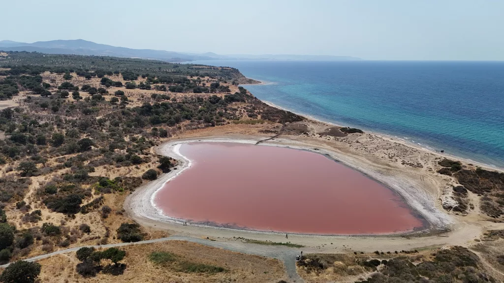 (ÖZEL) 2 BİN YILLIK ANTİK LİMAN KALPLİ PEMBE GÖLE DÖNÜŞTÜ ÇANAKKALE'DE PEMBEYE DÖNÜŞEN KALPLİ GÖL ARAÇ TRAFİĞİNE KAPATILDI