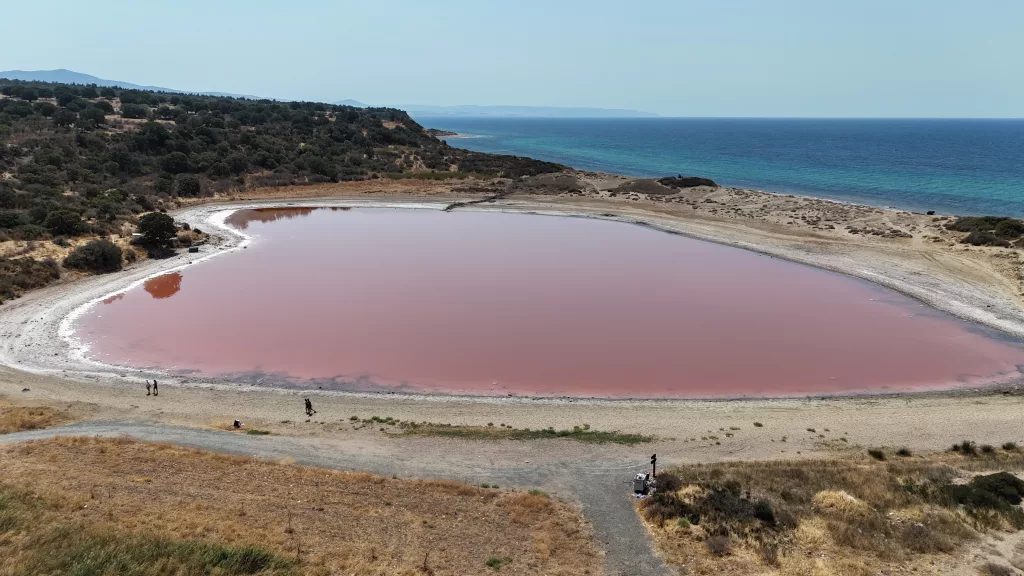 (ÖZEL) 2 BİN YILLIK ANTİK LİMAN KALPLİ PEMBE GÖLE DÖNÜŞTÜ ÇANAKKALE'DE PEMBEYE DÖNÜŞEN KALPLİ GÖL ARAÇ TRAFİĞİNE KAPATILDI