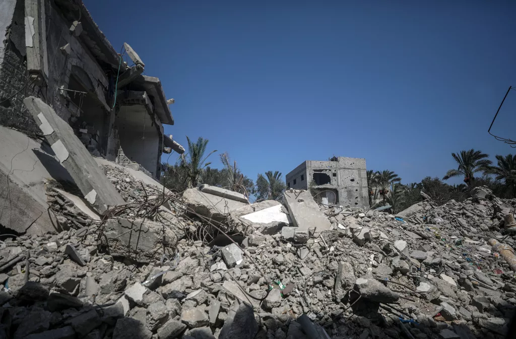 Palestinians flee Deir Al Balah in central Gaza following Israeli army evacuation order