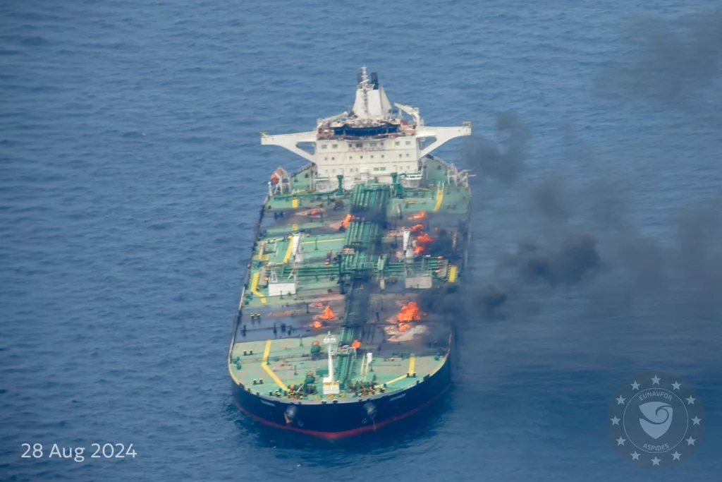 KIZILDENİZ'DE SALDIRIYA UĞRAYAN PETROL TANKERİNDEKİ YANGIN 5'İNCİ GÜNÜNDE